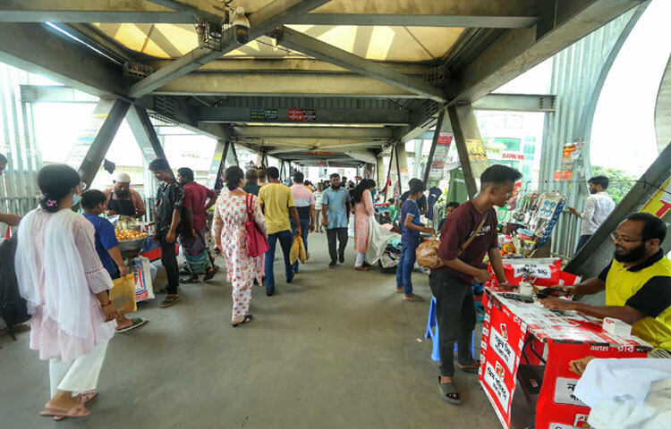 শহরের ব্যস্ততম মোড়ে দাঁড়িয়ে এমন চিত্র শুধু একটি সেতুর দখলকেই দেখায় না, দেখায় আমাদের শৃঙ্খলার অভাব ও নজরদারির সীমাবদ্ধতাও।