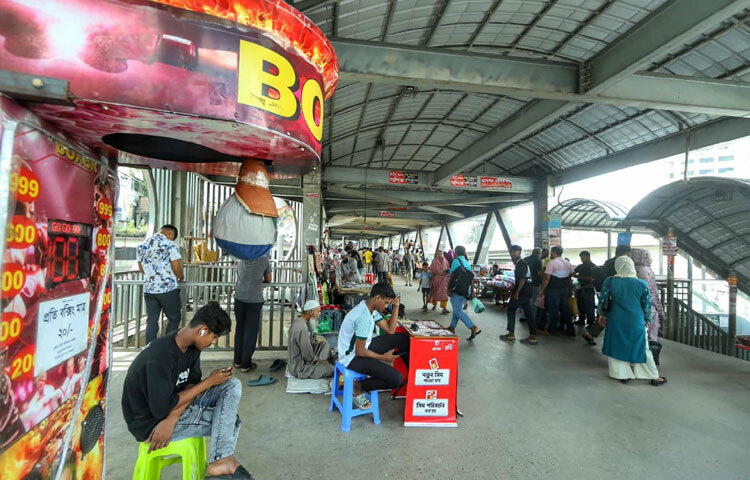 ফুটওভার ব্রিজের মূল উদ্দেশ্য ছিল সড়কের বিপজ্জনক যানজট আর দুর্ঘটনা থেকে মানুষকে রক্ষা করা। অথচ এখন সেই নিরাপত্তার পথটাই পরিণত হয়েছে ঝুঁকির আরেক নাম হয়ে।