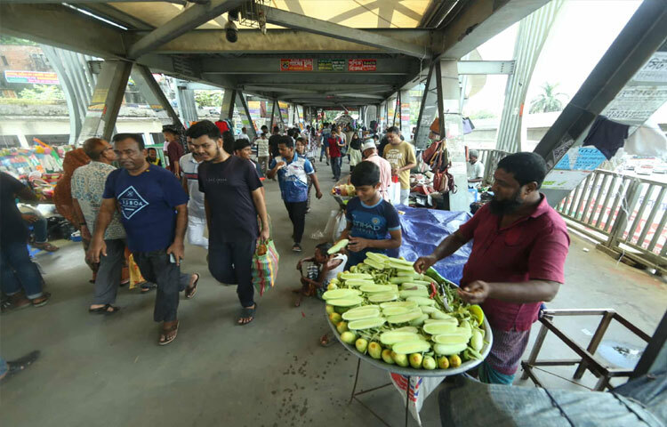 হকারদের দখলে জায়গা এতটাই সঙ্কুচিত হয়ে গেছে যে, পথচারীরা সঠিকভাবে হাঁটার জায়গাটুকুও খুঁজে পান না।