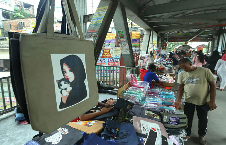 ফার্মগেটের ফুটওভার ব্রিজ তাই আজ আমাদের চোখে প্রশ্ন ছুঁড়ে দেয়-আমরা কি এমন একটি শহর গড়তে চাই, যেখানে পথচারীর নিরাপত্তা হকারদের দোকানের আড়ালে হারিয়ে যাবে? নাকি এমন সমাধান খুঁজব, যেখানে হকারদেরও টিকে থাকার জায়গা থাকবে, আবার পথচারীরও থাকবে স্বস্তির নিশ্বাস?