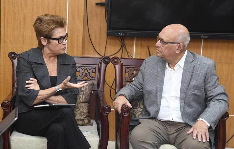 দুর্যোগ ব্যবস্থাপনা ও ত্রাণ উপদেষ্টা ফারুক ই আজমের সাথে মন্ত্রণালয়ে তার অফিসকক্ষে সাক্ষাৎ করেন বাংলাদেশ বিশ্ব ব্যাংকের কান্ট্রি ডিরেক্টর (ইন্টারিম) গেইল মার্টিন। ছবি: পিআইডি