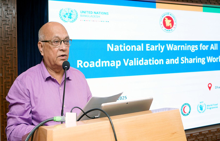 ঢাকায় বিয়াম ফাউন্ডেশন মিলনায়তনে ‘ন্যাশনাল আরলি ওয়ার্নিংস ফর অল রোডম্যাপ ভেলিডেশন অ্যান্ড শেয়ারিং’ বিষয়ক কর্মশালায় প্রধান অতিথির বক্তৃতা করেন দুর্যোগ ব্যবস্থাপনা ও ত্রাণ উপদেষ্টা ফারুক ই আজম। ছবি: পিআইডি