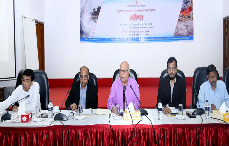 ঢাকায় সিরডাপ মিলনায়তনে ‘দুর্যোগ ব্যবস্থাপনার সক্ষমতা যাচাইকরণ’ বিষয়ক সেমিনারে প্রধান অতিথির বক্তৃতা করেন দুর্যোগ ব্যবস্থাপনা ও ত্রাণ উপদেষ্টা ফারুক ই আজম। ছবি: পিআইডি