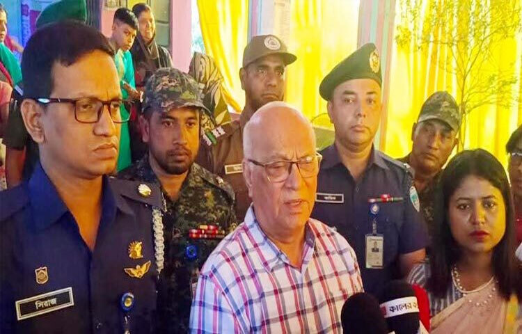 নির্বাচন অবশ্যই ফেব্রুয়ারিতে হবে উল্লেখ করে মুক্তিযুদ্ধ বিষয়ক এবং দুর্যোগ ব্যবস্থাপনা ও ত্রাণ মন্ত্রণালয়ের উপদেষ্টা ফারুক-ই-আজম বীর প্রতীক বলেছেন, নির্বাচন কমিশন এবং সরকার সবাই আমরা উদগ্রীব হয়ে আছি নির্বাচন করার জন্য৷ নির্বাচনের দিকে সবাই ঐক্যবদ্ধভাবে এগিয়ে যাচ্ছি। ছবি: এম মাঈন উদ্দিন