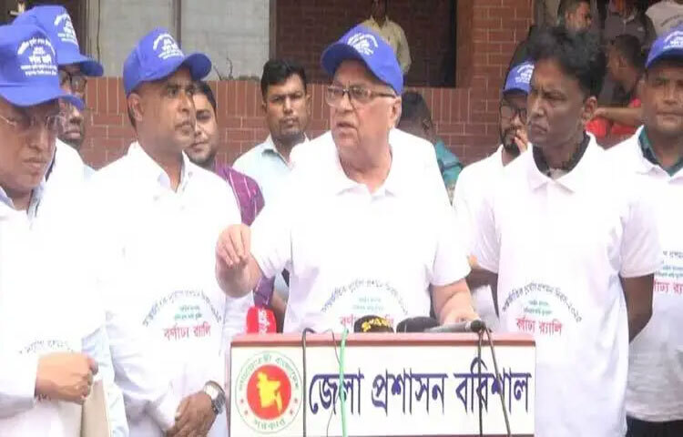 দুর্যোগ ব্যবস্থাপনা ও ত্রাণ মন্ত্রণালয় এবং মুক্তিযুদ্ধবিষয়ক মন্ত্রণালয়ের উপদেষ্টা ফারুক-ই-আজম বলেছেন, উপকূল অঞ্চলসহ বিভিন্ন জায়গায় দুর্যোগ ও ত্রাণ মন্ত্রণালয়ের কাজে অনিয়মের সন্ধান পাওয়া গেছে। সেগুলো সুনির্দিষ্ট করে চিহ্নিত করা হয়েছে। সংশ্লিষ্ট প্রশাসনকে তাদের বিরুদ্ধে ব্যবস্থা নেওয়ার জন্য বলা হয়েছে। ছবি: শাওন খান