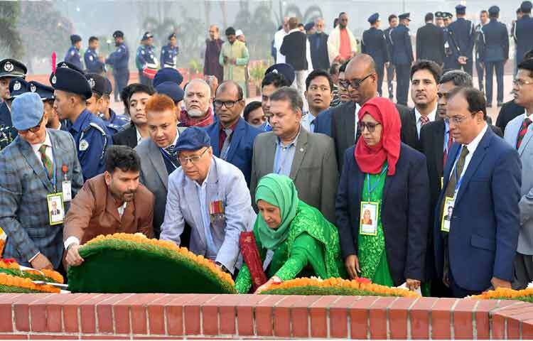 মুক্তিযুদ্ধ বিষয়ক উপদেষ্টা ফারুক ই আজম ঢাকায় সাভারে জাতীয় স্মৃতিসৌধে পুষ্পস্তবক অর্পণের মাধ্যমে শহীদদের প্রতি শ্রদ্ধা নিবেদন করেন। ছবি: পিআইডি