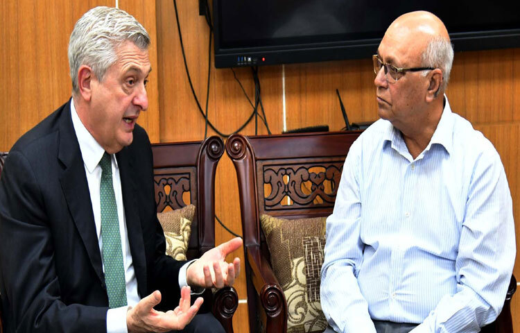 দুর্যোগ ব্যবস্থাপনা ও ত্রাণ উপদেষ্টা ফারুক ই আজমের সঙ্গে মন্ত্রণালয়ে তার অফিসকক্ষে সাক্ষাৎ করেন জাতিসংঘের শরণার্থী বিষয়ক হাইকমিশনার ফিলিপ্পো গ্র্যান্ডি। ছবি: পিআইডি