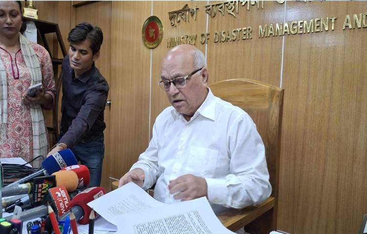 বঙ্গবন্ধুসহ নেতাদের মুক্তিযোদ্ধা স্বীকৃতি বাতিল, এসব নেতার পরিচয় ‘মুক্তিযুদ্ধের সহযোগী’ হিসেবে নির্ধারণ করার বিষয়টি সঠিক নয় বলে জানিয়েছেন মুক্তিযুদ্ধবিষয়ক উপদেষ্টা ফারুক ই আজম। ছবি: মাসুদ রানা