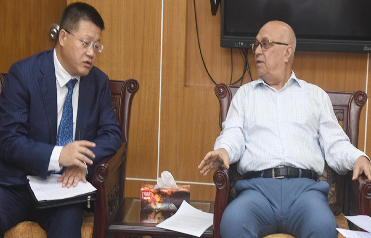 দুর্যোগ ব্যবস্থাপনা ও ত্রাণ উপদেষ্টা ফারুক ই আজমের সঙ্গে ঢাকায় মন্ত্রণালয়ে তার অফিসকক্ষে সাক্ষাৎ করেন বাংলাদেশে চীনের রাষ্ট্রদূত ইয়াও ওয়েন। ছবি: পিআইডি