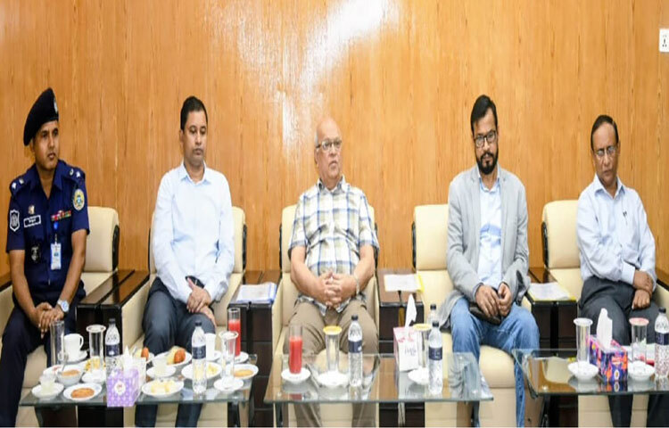 ঝালকাঠির সার্কিট হাউসে জেলা ও উপজেলা প্রশাসন, জেলা ত্রাণ ও পূনর্বাসন কর্মকর্তা এবং উপজেলা প্রকল্প বাস্তবায়ন কর্মকর্তাদের সঙ্গে মতবিনিময় সভায় অংশ নেন দুর্যোগ ব্যবস্থাপনা ও ত্রাণ উপদেষ্টা ফারুক ই আজম। ছবি: পিআইডি