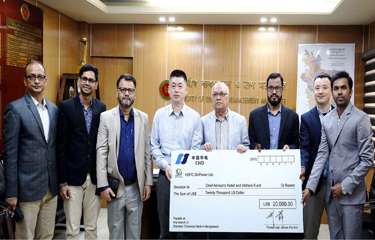 মন্ত্রণালয়ের অফিসকক্ষে এইচডিএফসি সিনপাওয়ার লিমিটেড এর পক্ষ থেকে প্রধান উপদেষ্টার ত্রাণ তহবিলে দেয়া অনুদানের চেক গ্রহণ করেন দুর্যোগ ব্যবস্থাপনা ও ত্রাণ উপদেষ্টা ফারুক ই আজম। ছবি: পিআইডি