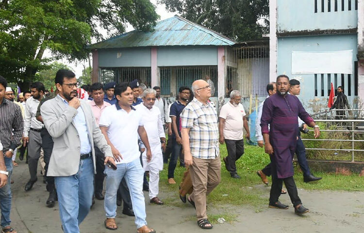 ঝালকাঠির নলছিটি উপজেলার দপদপিয়া কলেজে স্থাপিত ঘূর্ণিঝড় আশ্রয়ণ কেন্দ্র পরিদর্শন করেন দুর্যোগ ব্যবস্থাপনা ও ত্রাণ উপদেষ্টা ফারুক ই আজম। ছবি: পিআইডি