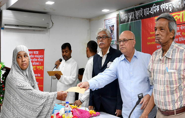 ঢাকায় জাতীয় প্রেসক্লাবে জুলাই গণ-অভ্যুত্থানে শহিদ গার্মেন্টস শ্রমিকদের পরিবার ও আহতদের আর্থিক অনুদানের চেক প্রদান করেন মুক্তিযুদ্ধ বিষয়ক এবং দুর্যোগ ব্যবস্থাপনা ও ত্রাণ উপদেষ্টা ফারুক ই আজম। ছবি: পিআইডি