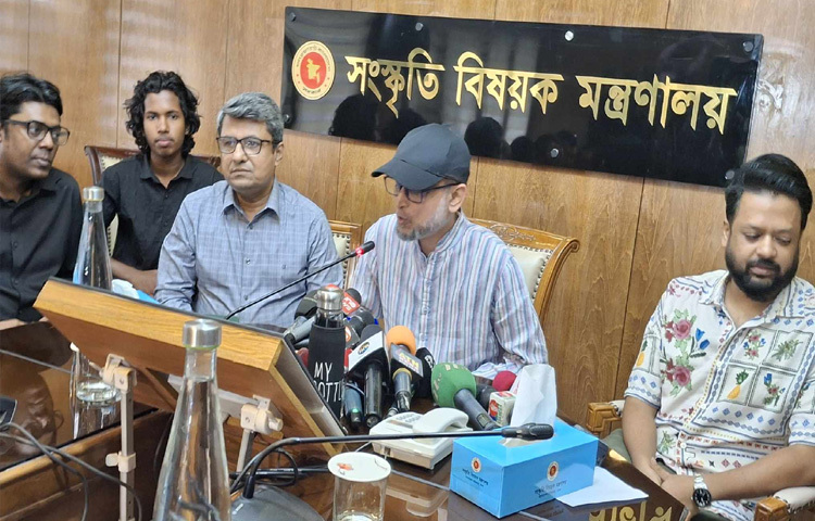 সচিবালয়ে কান চলচ্চিত্র উৎসবে বাংলাদেশি শর্টফিল্ম ‘আলী’র প্রদর্শনের আমন্ত্রণ নিয়ে সংবাদ সম্মেলনে নানা প্রশ্নের উত্তর দিয়েছেন সংস্কৃতিবিষয়ক উপদেষ্টা মোস্তফা সরয়ার ফারুকী। ছবি: মাসুদ রানা