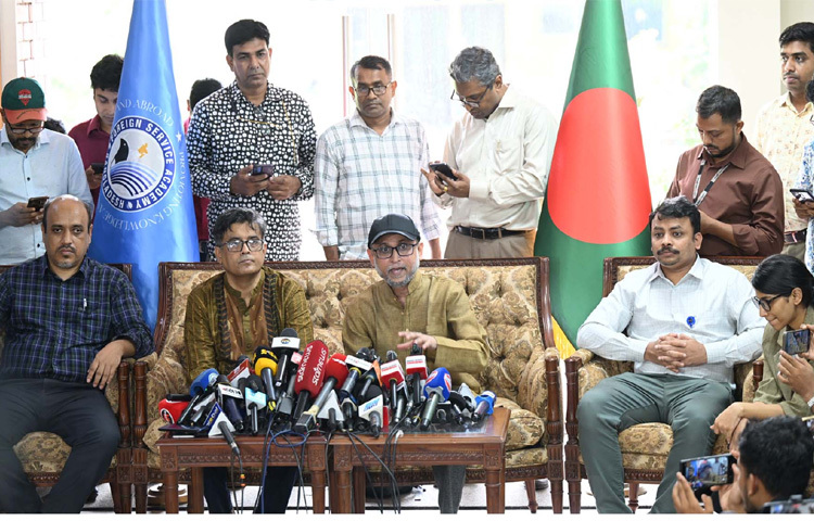 ঢাকায় ফরেন সার্ভিস একাডেমিতে সমসাময়িক বিষয়ে সাংবাদিকদের ব্রিফ করেন সংস্কৃতি বিষয়ক উপদেষ্টা মোস্তফা সরয়ার ফারুকী। এসময় প্রধান উপদেষ্টার প্রেস সচিব মোহাম্মদ শফিকুল আলম উপস্থিত ছিলেন। ছবি: পিআইডি