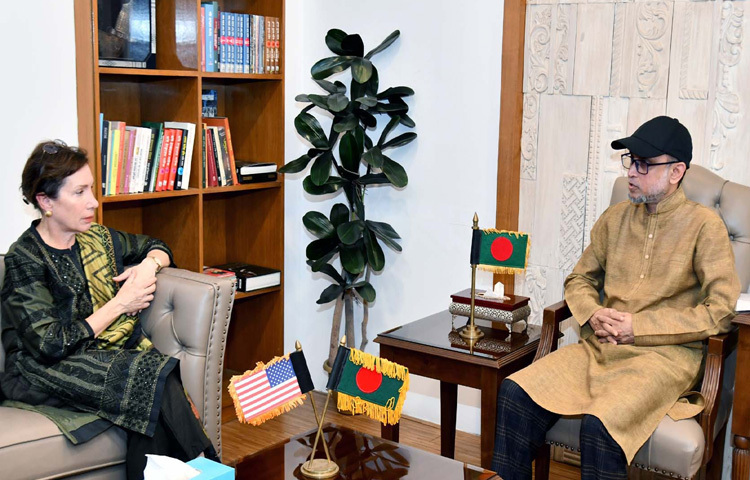 সংস্কৃতি বিষয়ক উপদেষ্টা মোস্তফা সরয়ার ফারুকীর সঙ্গে মন্ত্রণালয়ে তার অফিসকক্ষে সাক্ষাৎ করেন বাংলাদেশে যুক্তরাষ্ট্রের ভারপ্রাপ্ত রাষ্ট্রদূত ট্রেসি অ্যান জ্যাকবসন। ছবি: পিআইডি