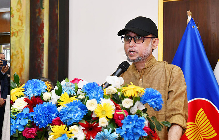 ঢাকায় থাইল্যান্ডের দূতাবাসে ৫৮তম আসিয়ান দিবস উপলক্ষ্যে আয়োজিত অনুষ্ঠানে প্রধান অতিথির বক্তৃতা করেন সংস্কৃতি বিষয়ক উপদেষ্টা মোস্তফা সরয়ার ফারুকী। ছবি: পিআইডি