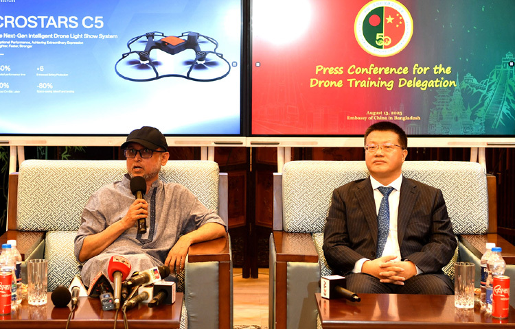 ঢাকায় চীনের দূতাবাসে ‘ড্রোন ট্রেনিং ডেলিগেশন’ এর সংবাদ সম্মেলনে বক্তৃতা করেন সংস্কৃতি বিষয়ক উপদেষ্টা মোস্তফা সরয়ার ফারুকী। এসময় বাংলাদেশে চীনের রাষ্ট্রদূত ইয়াও ওয়েন। ছবি: পিআইডি
