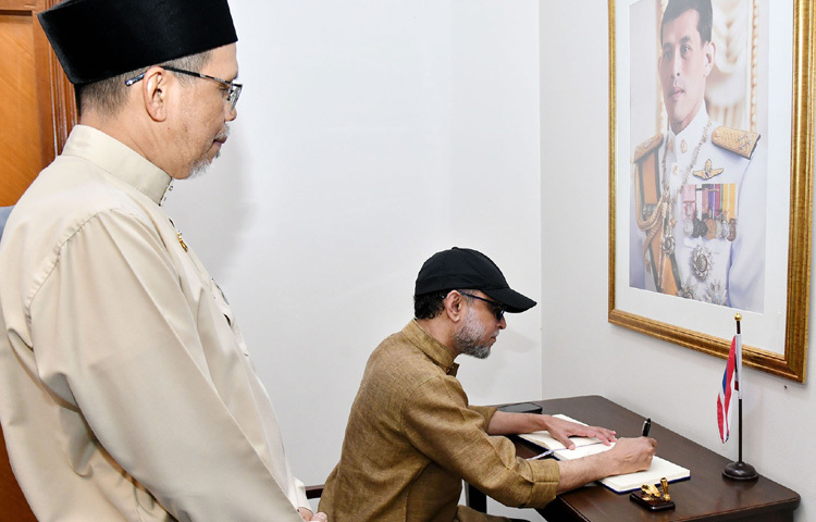 ঢাকায় থাইল্যান্ডের দূতাবাসে ৫৮তম আসিয়ান দিবস উপলক্ষ্যে পরিদর্শন বইয়ে সেই করেন সংস্কৃতি বিষয়ক উপদেষ্টা মোস্তফা সরয়ার ফারুকী। ছবি: পিআইডি