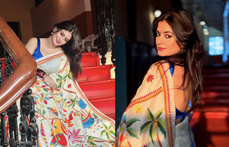 স্লিভলেস ব্লাউজের সঙ্গে ফুলেল কাজ করা সুতি শাড়িতে লাস্যময়ী অভিনেত্রী মন্দিরা।