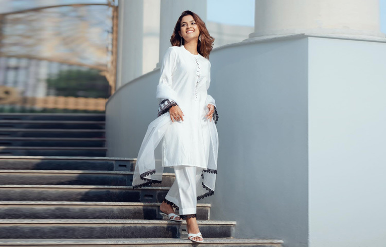 সবচেয়ে কম তাপ শোষণ করে সাদা রঙের কাপড় এ তথ্য নতুন নয়। কিন্তু অবাক করে হলুদ, ধূসর ও লাল রঙের ফলাফল। এই তিনটি রঙও সাদার পরে তুলনামূলকভাবে কম তাপ ধরে রাখে এবং শরীরকে তুলনামূলক ঠান্ডা রাখে।