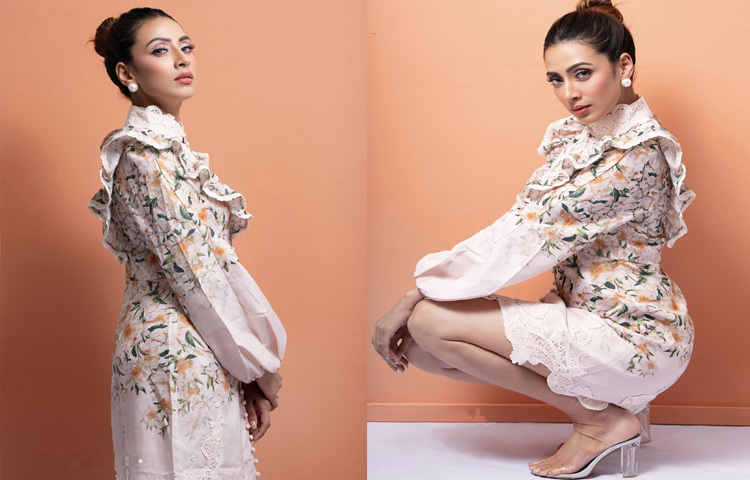 ফ্লোরাল প্রিন্ট আর লেইস ডিটেল দেওয়া সুন্দর এই ড্রেসের সঙ্গে হাই হিল পরেছেন জনপ্রিয় এই অভিনেতা। উঁচু করে বাঁধা নিট বান হেয়ারস্টাইলের সঙ্গে কানে পরেছেন মুক্তার স্টেটমেন্ট দুল-সবমিলিয়ে অপরূপ লাগছে তাকে।