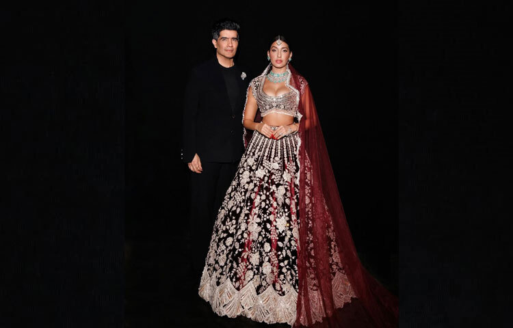 ফ্যাশনের বাইরেও নোরা ফাতেহি এখন নিজেকে গড়ে তুলছেন বহুমাত্রিক শিল্পী হিসেবে। খুব শিগগিরই তিনি আনতে যাচ্ছেন নিজের নতুন আন্তর্জাতিক সিঙ্গেল ‘জাস্ট এ গার্ল’, যেখানে তার সঙ্গে রয়েছেন জ্যামাইকান-আমেরিকান তারকা শেনসিয়া। এভাবেই নোরা প্রমাণ করছেন তিনি শুধু রানওয়ের শোস্টপার নন, এক বৈশ্বিক আইকন।