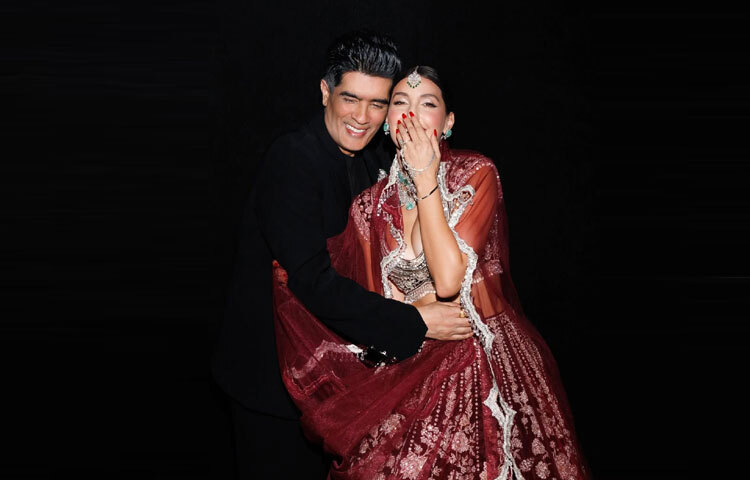 মনীশ মালহোত্রার নকশা আর নোরা ফাতেহির তারকাখ্যাতি মিলে তৈরি হলো এক অবিস্মরণীয় মুহূর্ত।