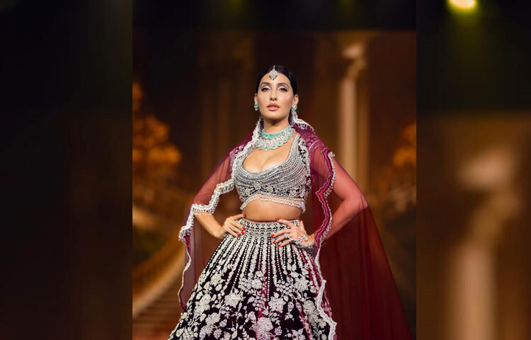 নোরার লুক সম্পূর্ণ হয় মনীশ মালহোত্রার ব্রাইডাল জুয়েলারিতে।