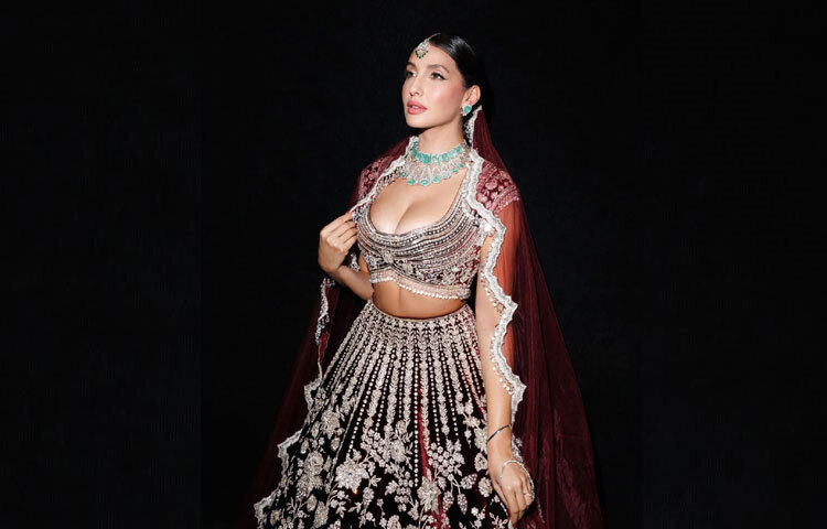 পান্না ও হিরার সংমিশ্রণে তৈরি চোকার, টিকলি, দুল আর হাত ফুলে ব্যবহৃত হয়েছে ২০০ ক্যারেটেরও বেশি রত্ন। গাঢ় ভেলভেট লেহেঙ্গার সঙ্গে সবুজ পান্নার ঝলক এনে দেয় এক অনন্য কনট্রাস্ট।