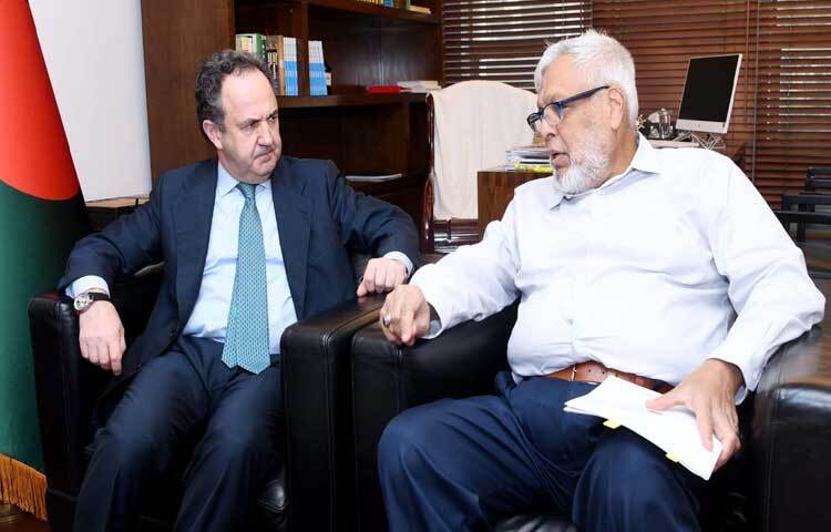 বিদ্যুৎ, জ্বালানি ও খনিজ সম্পদ উপদেষ্টা মুহাম্মদ ফাওজুল কবির খানের সঙ্গে মন্ত্রণালয়ের অফিসকক্ষে সাক্ষাৎ করেন বাংলাদেশে স্পেনের রাষ্ট্রদূত গ্যাব্রিয়েল মারিয়া সিস্তিয়াগা ওচোয়া ডি চিনচেত্রুও। ছবি: পিআইডি