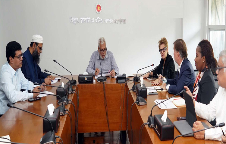 বিদ্যুৎ, জ্বালানি ও খনিজ সম্পদ উপদেষ্টা মুহাম্মদ ফাওজুল কবির খানের সঙ্গে ঢাকায় মন্ত্রণালয়ের সম্মেলনকক্ষে বাংলাদেশে বিশ্ব ব্যাংকের কান্ট্রি ডিরেক্টর ড. গেইল মার্টিনের নেতৃত্বে প্রতিনিধিদল বৈঠক করেন। ছবি: পিআইডি