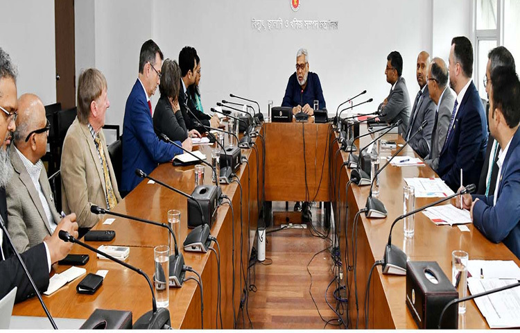 বিদ্যুৎ, জ্বালানি ও খনিজ সম্পদ উপদেষ্টা মুহাম্মদ ফাওজুল কবির খানের সঙ্গে মন্ত্রণালয়ের সভাকক্ষে কানাডার ইন্দো-প্যাসিফিক ট্রেড রিপ্রেজেন্টেটিভ পল থপপিলের নেতৃত্বে প্রতিনিধিদল সাক্ষাৎ করেন। ছবি: পিআইডি