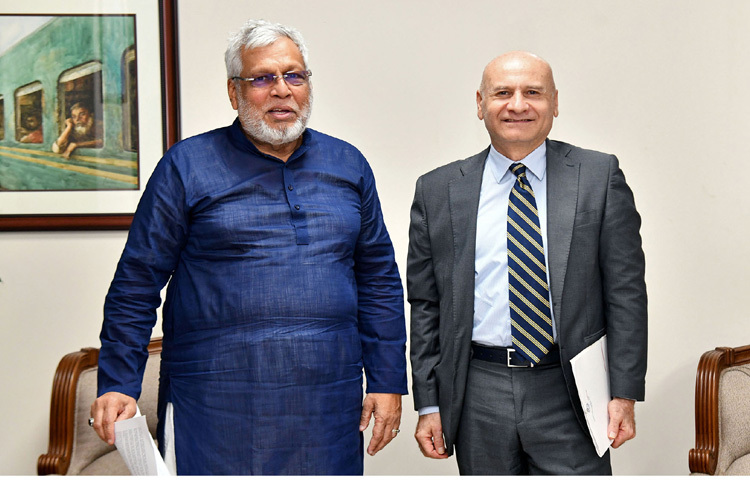 রেলপথ উপদেষ্টা মুহাম্মদ ফাওজুল কবির খানের সঙ্গে ঢাকায় রেলভবনে সাক্ষাৎ করেন বাংলাদেশে ইতালির রাষ্ট্রদূত আন্তোনিও আলেসান্দ্রো। ছবি: পিআইডি