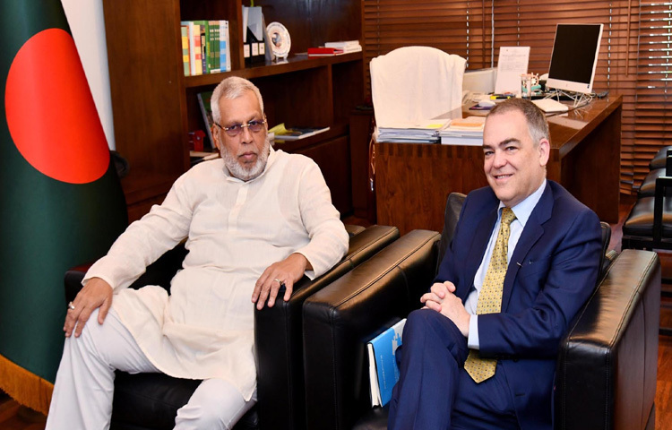 বিদ্যুৎ, জ্বালানি ও খনিজ সম্পদ উপদেষ্টা মুহাম্মদ ফাওজুল কবির খানের সঙ্গে মন্ত্রণালয়ে তার অফিসকক্ষে সাক্ষাৎ করেন বাংলাদেশে যুক্তরাষ্ট্র দূতাবাসের রাজনৈতিক ও অর্থনৈতিক কাউন্সেলর এরিক গিলান। ছবি: পিআইডি