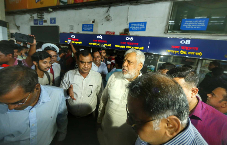 আসন্ন ঈদুল আজহা উদযাপন উপলক্ষে ঘরমুখী মানুষের ভোগান্তি লাঘবে বিভিন্ন ব্যবস্থা গ্রহণ করেছে রেলওয়ে কর্তৃপক্ষ। ঈদকে ঘিরে যাত্রী সেবার মান পরিদর্শনে রাজধানীর কমলাপুর রেলস্টেশনে যান বিদ্যুৎ ও জ্বালানি সম্পদ এবং রেলপথ মন্ত্রণালয়ের উপদেষ্টা মুহাম্মদ ফাওজুল কবির খান। ছবি: মাহবুব আলম
