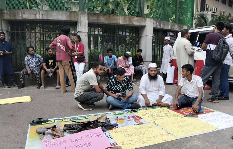 জুলাই গণঅভ্যুত্থানের সঙ্গে জড়িত আন্দোলনকারীদের ‘কালো শক্তি’ আখ্যায়িত করায় বিএনপি চেয়ারপারসনের উপদেষ্টা ফজলুর রহমানকে গ্রেফতার ও দৃষ্টান্তমূলক শাস্তির দাবিতে অবস্থান নিয়েছে ছাত্র-জনতা। ফলে আন্দোলন ঘিরে ঘটনাস্থলে সতর্ক অবস্থানে রয়েছে আইন শৃঙ্খলা বাহিনীর সদস্যরা। ছবি: অভিজিৎ রায়