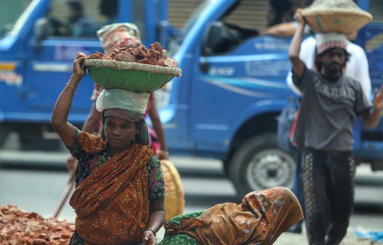 নারী শ্রমিকরা অধিকাংশ ক্ষেত্রেই অস্থায়ী ভিত্তিতে কাজ করেন। তাদের নেই কোনো স্বাস্থ্যসেবা, ছুটির সুযোগ বা দুর্ঘটনাবিমা। শুধু পারিশ্রমিকেই নয়, ন্যূনতম সুরক্ষা থেকেও তারা বঞ্চিত।