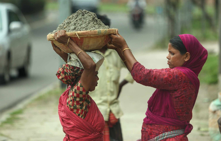 শ্রম আইনে পুরুষ ও নারী উভয় শ্রমিকের জন্য সমান মজুরি নিশ্চিত করার কথা বলা হলেও বাস্তব পরিস্থিতি তার উল্টো। মাঠ পর্যায়ে শ্রমিকদের অধিকার বাস্তবায়নে তদারকির অভাব রয়েছে, এবং এই ধরনের বেসরকারি নির্মাণ প্রকল্পে শ্রম আইন প্রায়ই মানা হয় না।