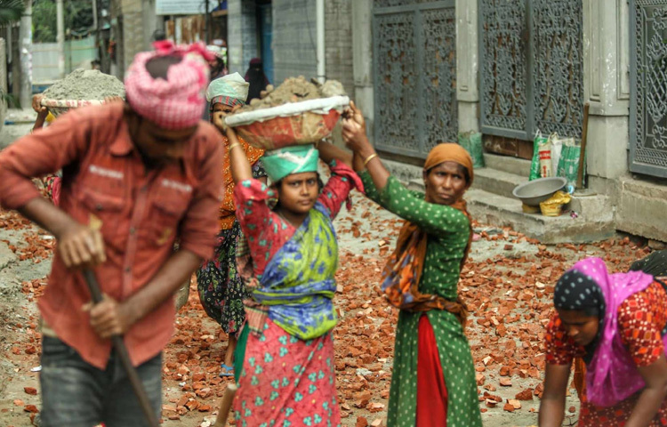 প্রচণ্ড রোদে ঘাম ঝরিয়ে নির্মাণের মতো কঠিন ও শারীরিকভাবে পরিশ্রমী কাজে পুরুষের সঙ্গে তাল মিলিয়ে দিনের পর দিন কাজ করছেন এই নারীরা। এখানেই থেমে নেই গল্প। নির্মাণকাজের এই দৃশ্যের আড়ালে রয়েছে এক নির্মম বৈষম্য।