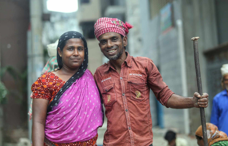 এই প্রকল্পের সঙ্গে যুক্ত থাকা একজন মহাজনের কাছে জানতে চাওয়া হলে তিনি অকপটে জানান,‘এখানে নারী শ্রমিক বেশি, কারণ তারা কম পারিশ্রমিকে কাজ বেশি করে। তার কথাতেই উঠে এলো বাস্তবতা। একজন পুরুষ শ্রমিক সারাদিন কাজের পর পান ৭০০ টাকা, আর একজন নারী শ্রমিককে দেওয়া হয় ৬০০ টাকা।