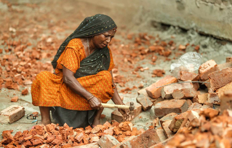 অনেক নারী শ্রমিকই বলেন, তারা পুরুষের চেয়ে কম কাজ করেন না। বরং অনেক ক্ষেত্রেই ধৈর্য ও নিখুঁতভাবে কাজ করার দক্ষতার জন্য তাদের ওপর নির্ভরশীলতা থাকে বেশি। তবুও মজুরি নির্ধারণে কোনো লিখিত নীতিমালায় নয়, বরং লিঙ্গভিত্তিক ধ্যানধারণাই এখানে বড় ভূমিকা রাখে।
