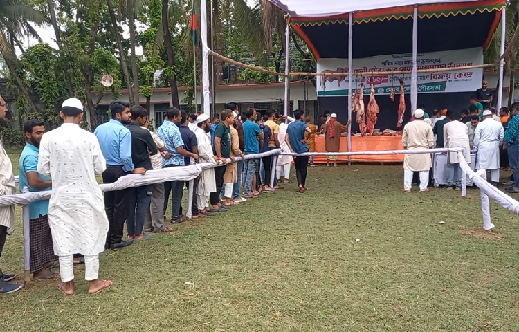 ফেনীতে ৬৬৫ টাকায় গরুর মাংস বিক্রি শুরু। ছবি: আবদুল্লাহ আল-মামুন