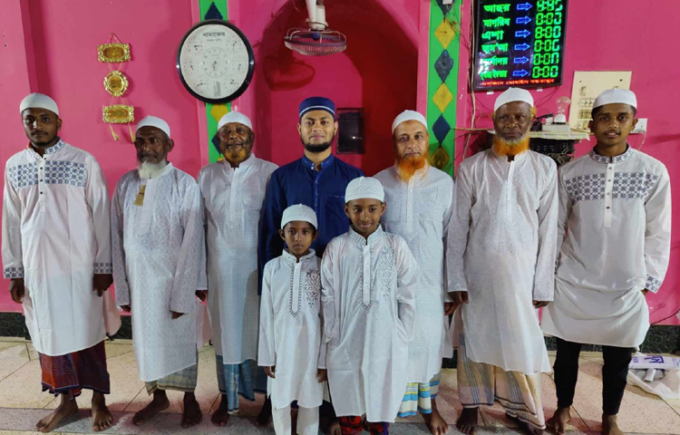 ফেনী সদর উপজেলার ছনুয়া ইউনিয়নের পূর্ব ছিলোনীয়া পশ্চিমপাড়া জামে মসজিদে টানা ৪০ দিন ফজরের নামাজ জামাতে আদায় করে ঈদের পোশাক উপহার পেলেন ১০ মুসল্লি। ছবি: আবদুল্লাহ আল-মামুন
