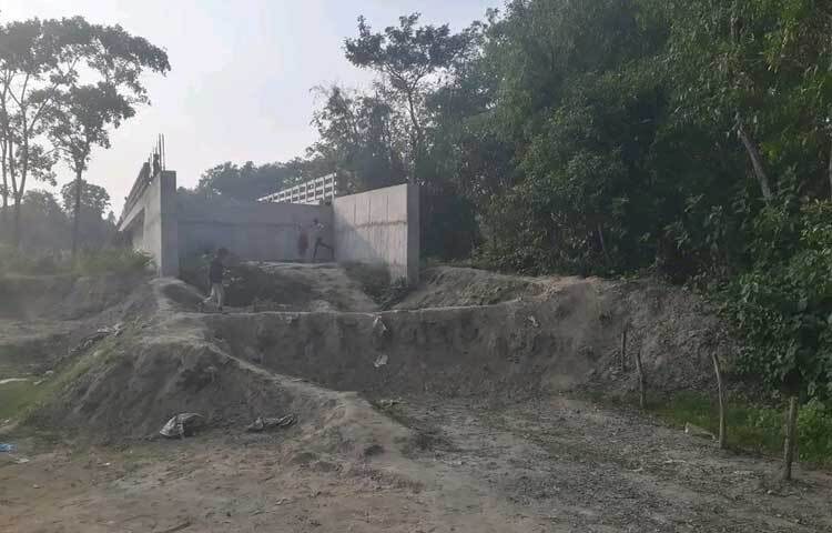 ফেনীর কালিদাস পাহালিয়া নদীর ওপর প্রায় ৯ কোটি টাকা ব্যয়ে নির্মিত হয়েছে একটি সেতু। তবে সংযোগ সড়ক না থাকায় সেতুটি কোনো কাজেই আসছে না। ছবি: আবদুল্লাহ আল-মামুন