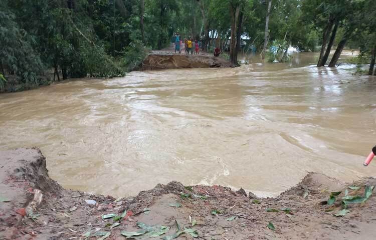 টানা বৃষ্টি ও ভারত থেকে নেমে আসা পাহাড়ি ঢলে ফেনীর ফুলগাজী ও পরশুরাম উপজেলার বিস্তীর্ণ এলাকা প্লাবিত হয়েছে। মুহুরী নদীর পানি বিপৎসীমার ৫৫ সেন্টিমিটার ওপর দিয়ে প্রবাহিত হচ্ছে। তলিয়ে গেছে উপজেলার অভ্যন্তরীণ বিভিন্ন সড়ক, বন্ধ রয়েছে যান চলাচল। পানিবন্দি হয়ে পড়া লক্ষাধিক মানুষ রয়েছে চরম দুর্ভোগে। ছবি: আবদুল্লাহ আল-মামুন