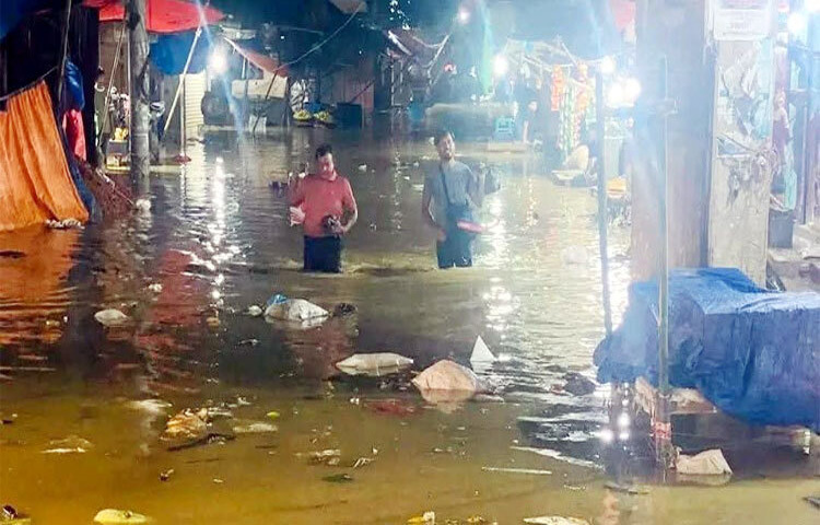 টানা বৃষ্টি ও ভারতীয় উজানের পানিতে ফেনীর ফুলগাজীর মুহুরী ও সিলোনিয়া নদীর দুটি স্থানে বাঁধ ভেঙে লোকালয় প্লাবিত হয়েছে। ছবি: আবদুল্লাহ আল-মামুন
