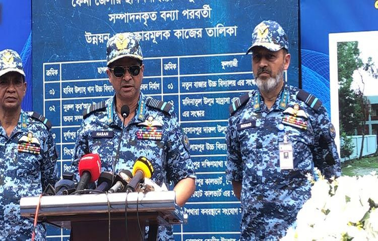 বিমানবাহিনীর প্রধান এয়ার চিফ মার্শাল হাসান মাহমুদ খাঁন বলেছেন, বিমানবাহিনী তথা সশস্ত্র বাহিনী জনগণের পাশে দাঁড়িয়ে নতুন বাংলাদেশ গড়ে তুলতে দৃঢ় প্রতিজ্ঞাবদ্ধ। ছবি: আবদুল্লাহ আল-মামুন