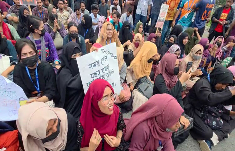 স্থায়ী ক্যাম্পাসসহ একাধিক দাবিতে ঢাকা-চট্টগ্রাম মহাসড়ক অবরোধ করে বিক্ষোভ করেছেন ফেনী ইউনিভার্সিটির শিক্ষার্থীরা। ছবি: আবদুল্লাহ আল-মামুন