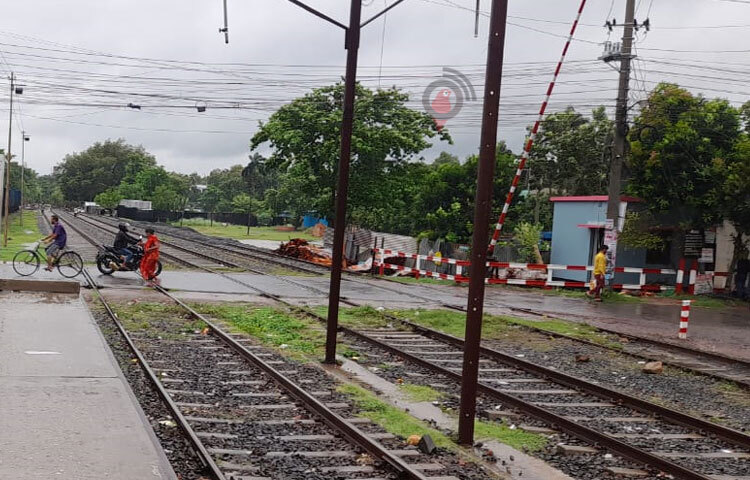 বিদ্যুৎবিচ্ছিন্ন হওয়ার পাশাপাশি এ এলাকায় মোবাইল ফোনের নেটওয়ার্কও সমস্যা করছে। ছবি: এন কে বি নয়ন